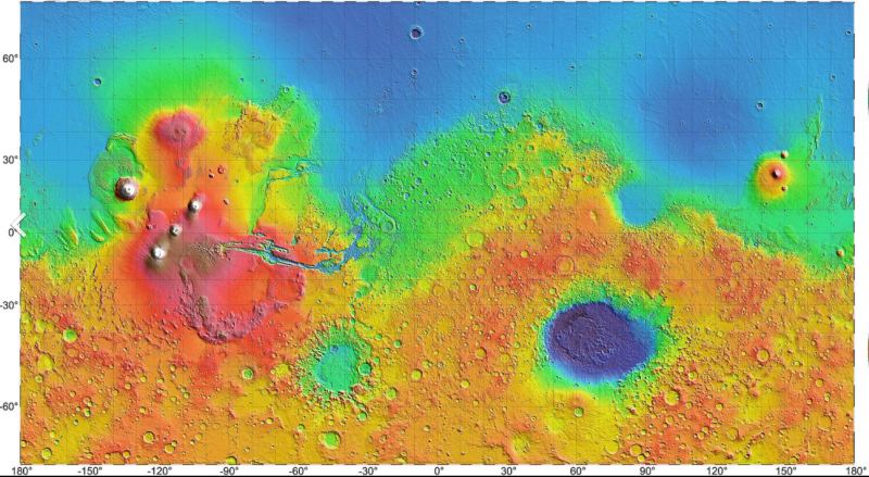 Clicca per ingrandire> Questa mappa topografica di Marte dal Mars Orbiter Laser Altimeter (MMOLA) mostra come l'Olympus Mons e il trio di vulcani di Tharsis Montes dominano la superficie marziana. Altri vulcani e colate di lava punteggiano la superficie del pianeta. Image Credit: By NASA / JPL / USGS - https://attic.gsfc.nasa.gov/mola/images.html e http://photojournal.jpl.nasa.gov/catalog/PIA02993, Public Domain, https://commons.wikimedia.org/w/index.php?curid=32873138
