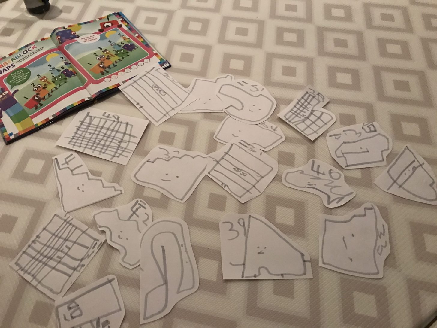 I giocattoli Frugal possono essere disegnati su carta, che è un'ottima pratica per i bambini in età prescolare