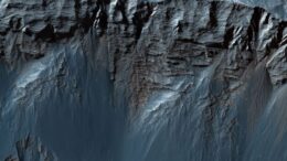 Strati su strati di roccia in Candor Chasma su Marte
