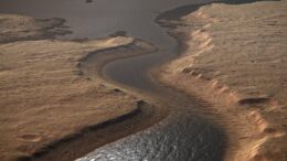Una vera e propria valle fluviale su Marte, riempita d'acqua virtuale da @Kevinmgill