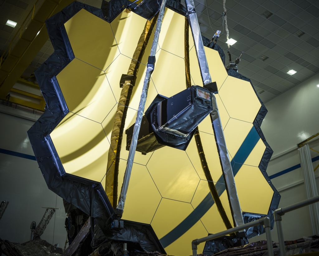 In mostra con il suo specchio primario completamente dispiegato, il James Webb Space Telescope della NASA è il più grande e tecnicamente complesso telescopio spaziale che la NASA abbia mai costruito. Un giorno, si spera presto, verrà finalmente lanciato. Credito: NASA/Chris Gunn