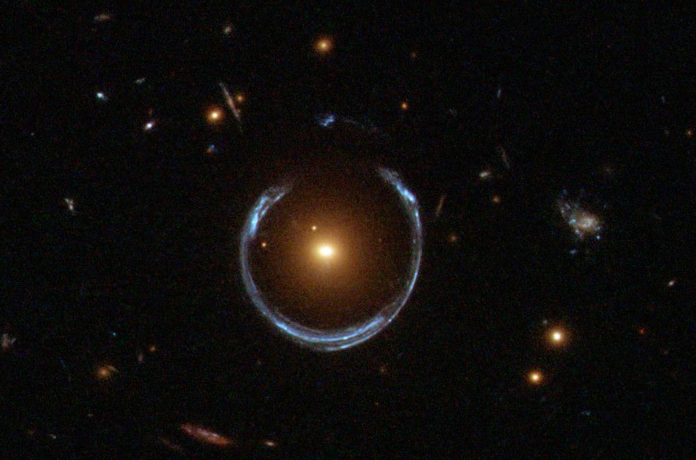 Un altro anello di Einstein. Questo si chiama LRG 3-757. Questo è stato scoperto dallo Sloan Digital Sky Survey, ma questa immagine è stata catturata dalla Wide Field Camera 3 di Hubble. Immagine: NASA/Hubble/ESA