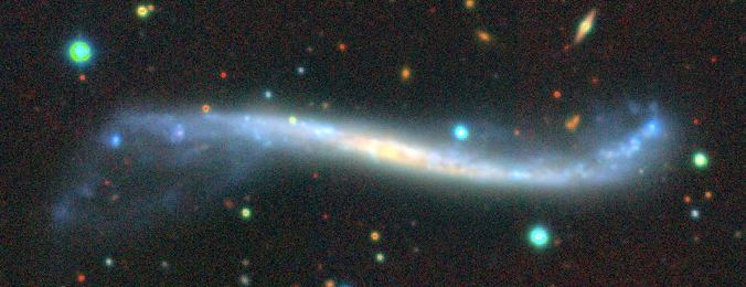 Immagine che mostra una galassia a spirale deformata