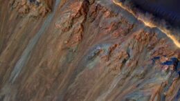 Cosa sta causando quelle frane su Marte? Forse sale sotterraneo e ghiaccio che si scioglie