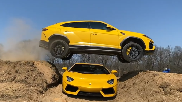 YouTuber salta la sua Lamborghini Urus sulla sua Lamborghini Aventador